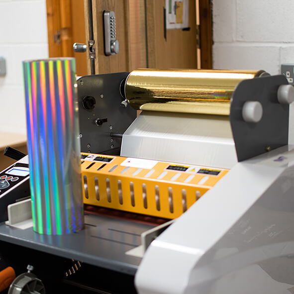 فویل استمپینگ یا مُهرزنی با فویل چیست؟ سایت هات فویل